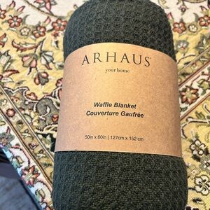 New Arhaus Dark Green Waffle Knit Cottage Plush Cozy Holiday Throw Blanket